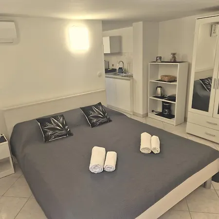 Sergggo - Location 5minute Walk Beach, Strand, 3* Poreč